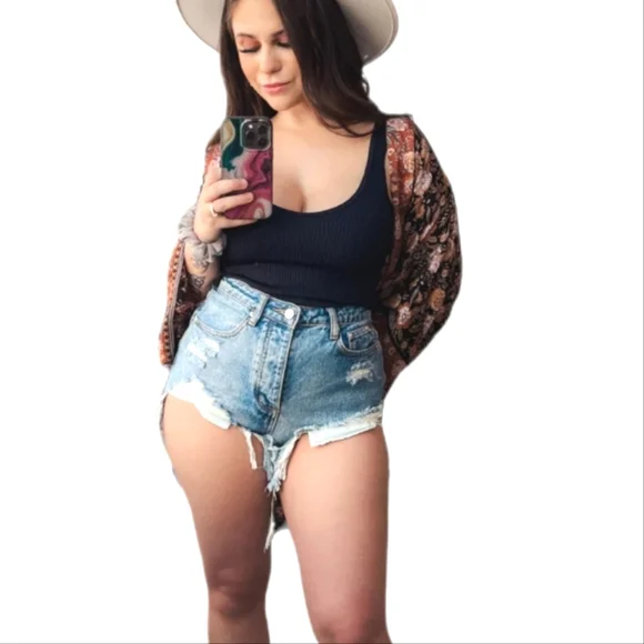 Signature 8 Distressed Button Fly Jean Shorts size medium - Picture 2 of 4